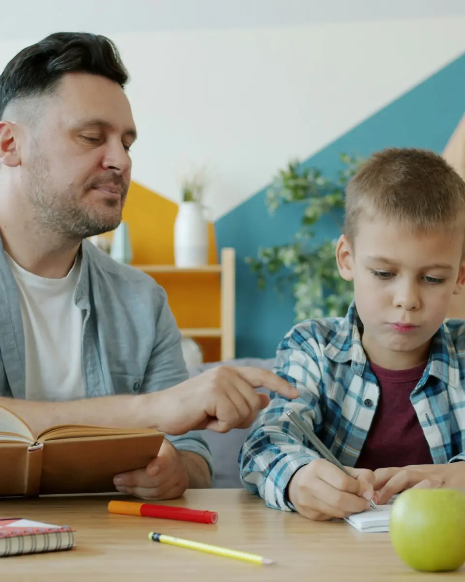 Adulto che aiuta un bambino a fare i compiti
